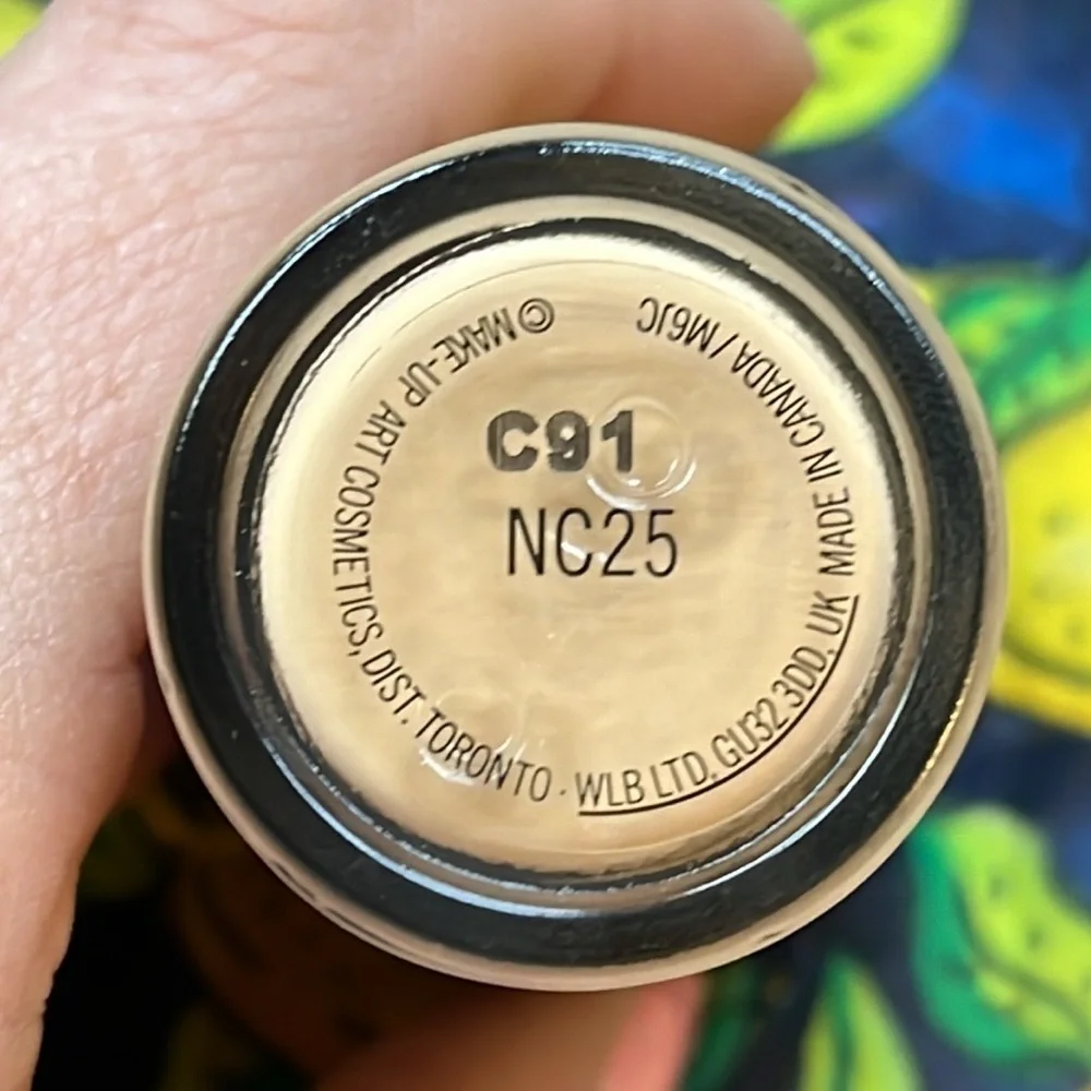 Brand New MAC Studio Fix Fluid SPF15 Foundation NC25 Matte Finish Long-Wearing